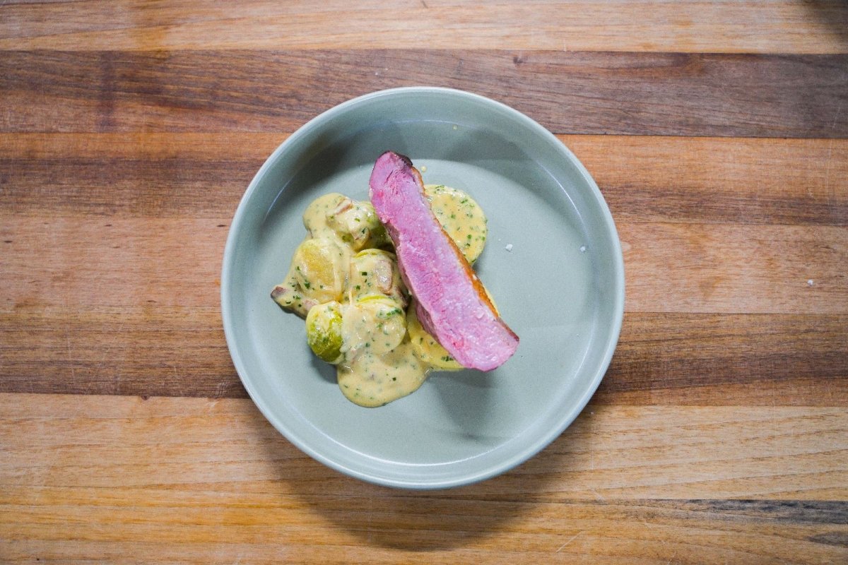 Knuspriges Entenbrustfilet mit Beilage und Soße - BABOSSA