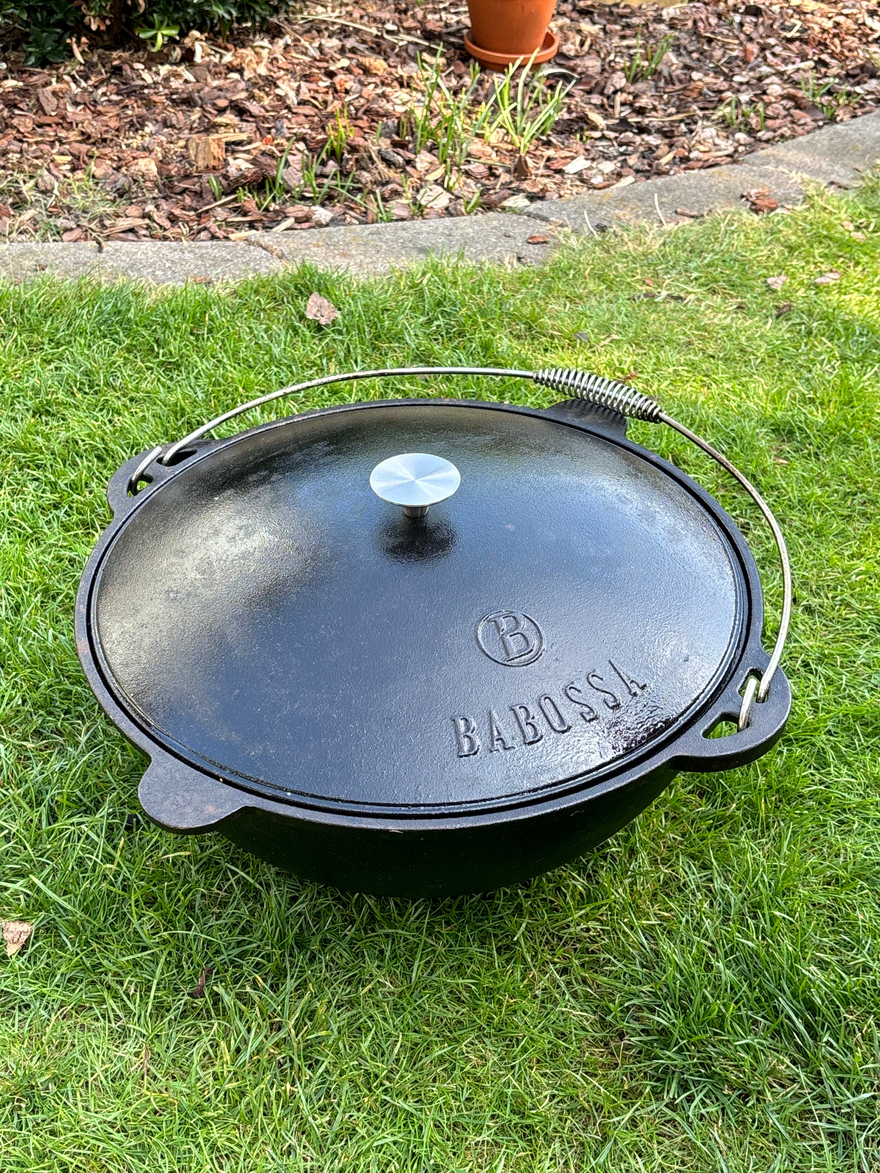 Kazan Gusseisen 12 Liter mit Gusseisendeckel | Perfekt für Schmorgerichte und Braten auf Grill oder Feuer