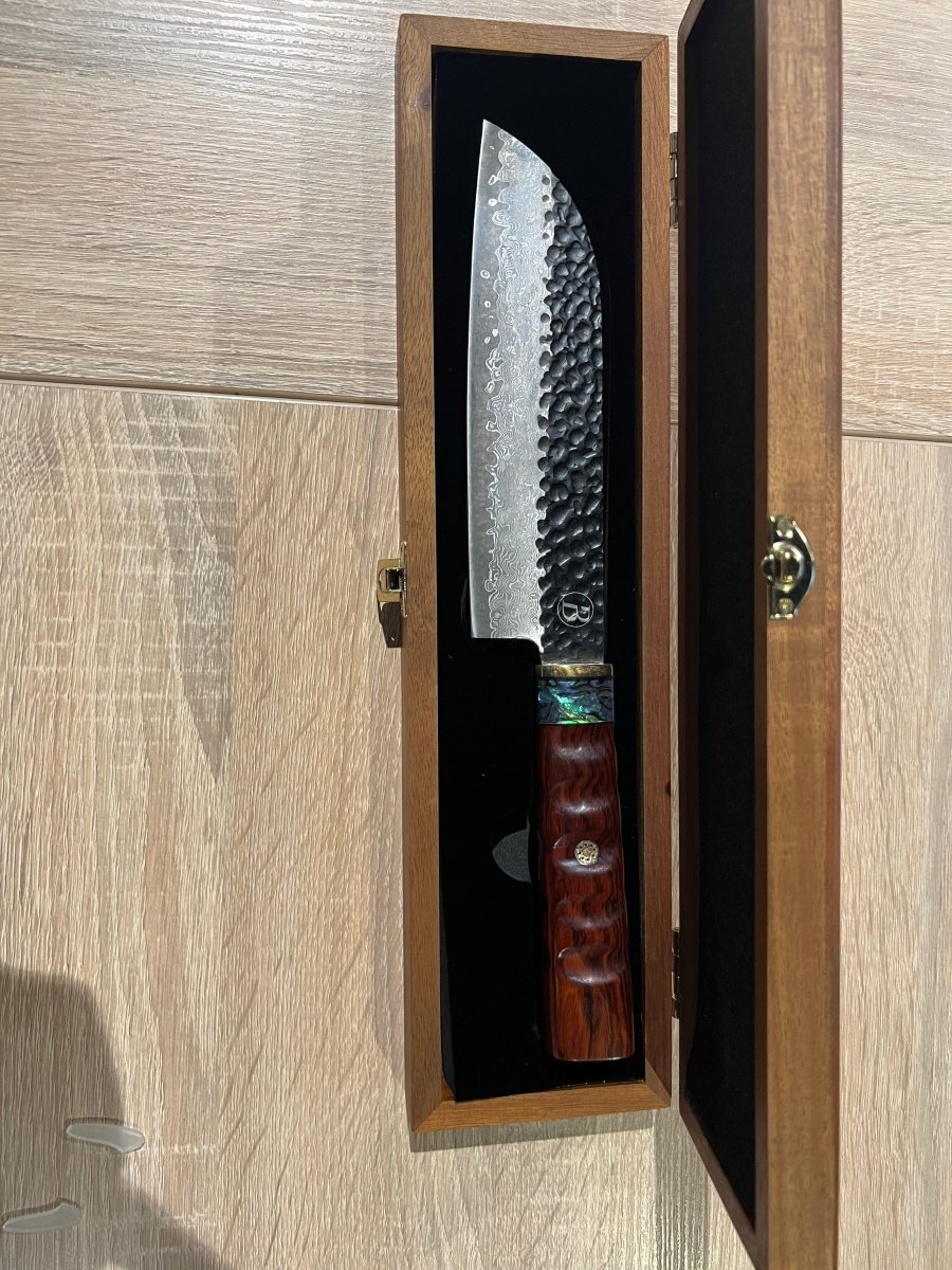 Aristocratic Santoku mit Griff aus Wüsteneisenholz - BABOSSAAristocratic Santoku mit Griff aus WüsteneisenholzMesserBABOSSABABOSSA