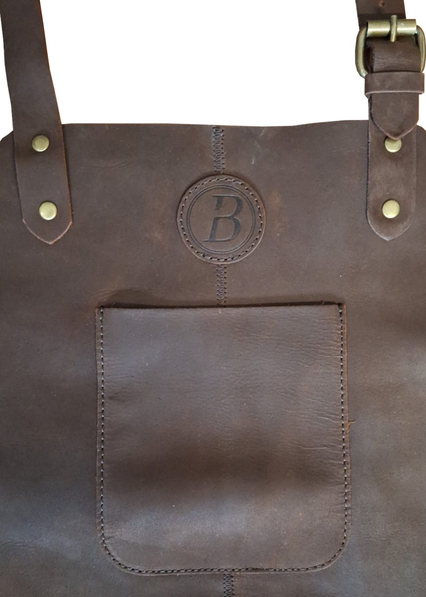 Exklusive Büffelleder Grillschürze | Robuste & Elegante BBQ Schürze in Edlem Kaffeebraun für Grillmeister - BABOSSAExklusive Büffelleder Grillschürze | Robuste & Elegante BBQ Schürze in Edlem Kaffeebraun für GrillmeisterSchürzeBABOSSABABOSSA