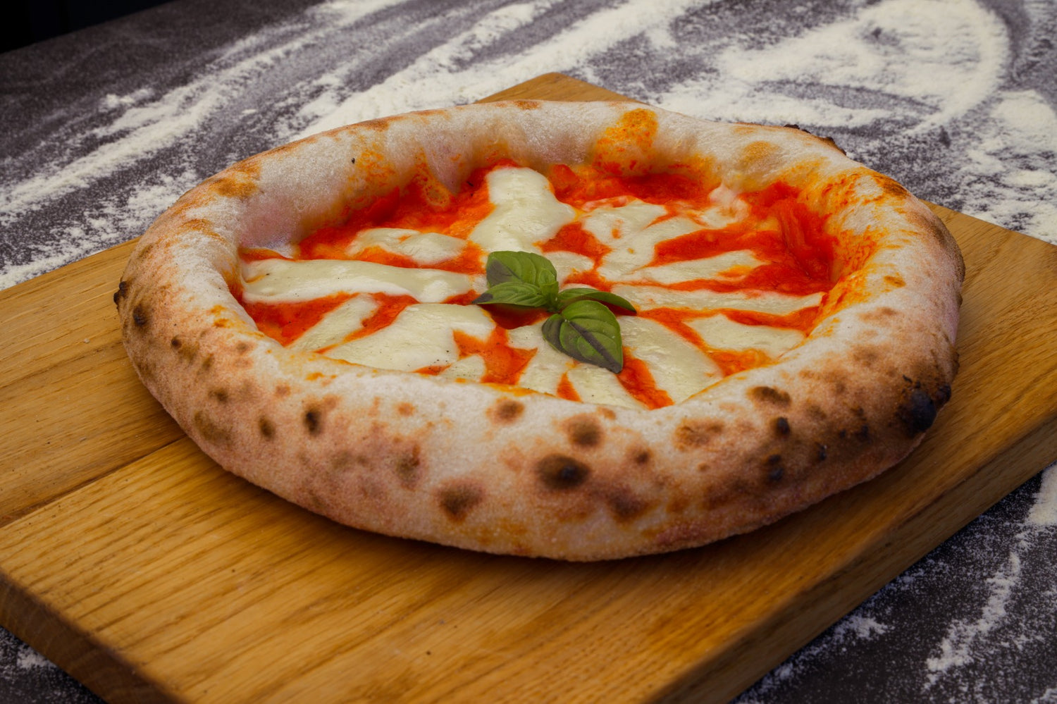 Neapolitanische Pizza vom Gasgrill