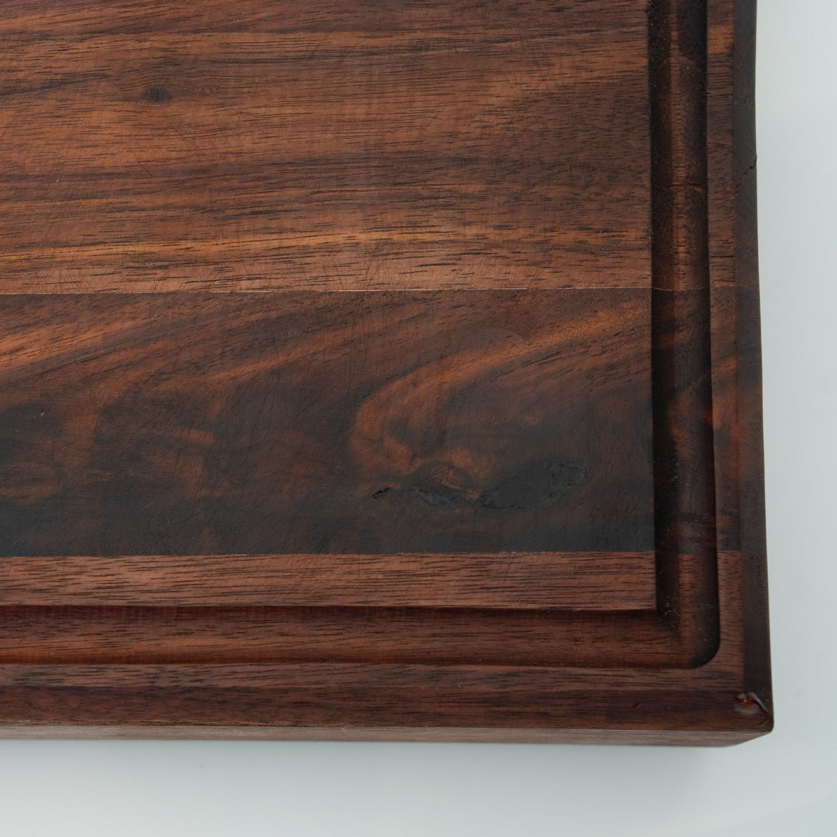 BABOSSA | Nussbaum Schneidebrett XL | Naturkante | Saftrille | 70x40x6 cm - BABOSSABABOSSA | Nussbaum Schneidebrett XL | Naturkante | Saftrille | 70x40x6 cmHolzbrettBABOSSABABOSSA