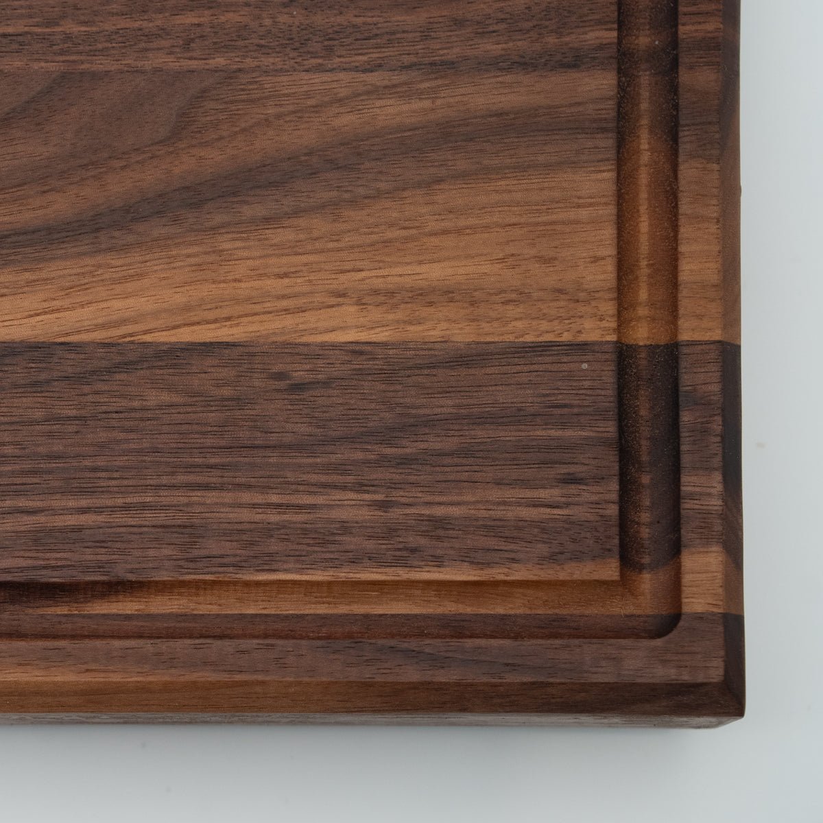 BABOSSA | Nussbaum Schneidebrett XL | Naturkante | Saftrille | 70x40x6 cm - BABOSSABABOSSA | Nussbaum Schneidebrett XL | Naturkante | Saftrille | 70x40x6 cmHolzbrettBABOSSABABOSSA